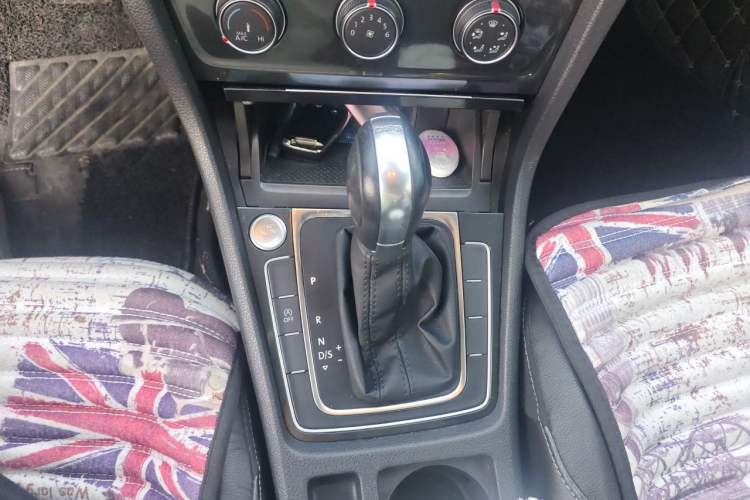 Used Volkswagen Golf 2018 230TSI Automatic Luxury Version Gear Lever