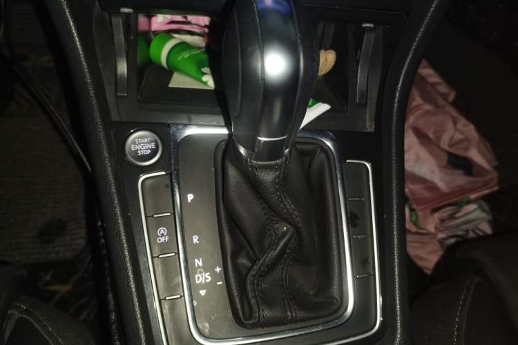 Used Volkswagen Golf 2018 230TSI Automatic Luxury Version Gear Lever