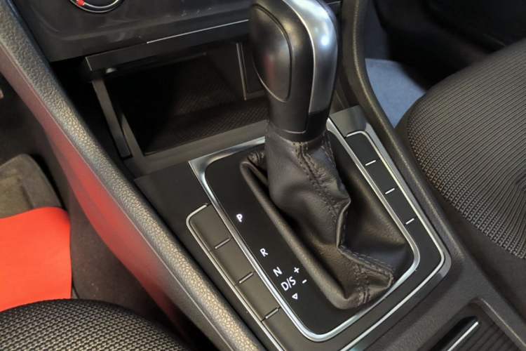 Used Volkswagen Golf 2018 1.6L Automatic Comfort Model Gear Lever