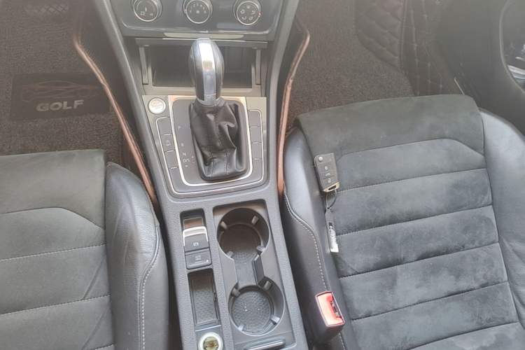 Used Volkswagen Golf 2018 230TSI Automatic Luxury Version Gear Lever