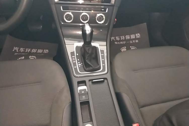 Used Volkswagen Golf 2018 230TSI Automatic Comfort Model Gear Lever
