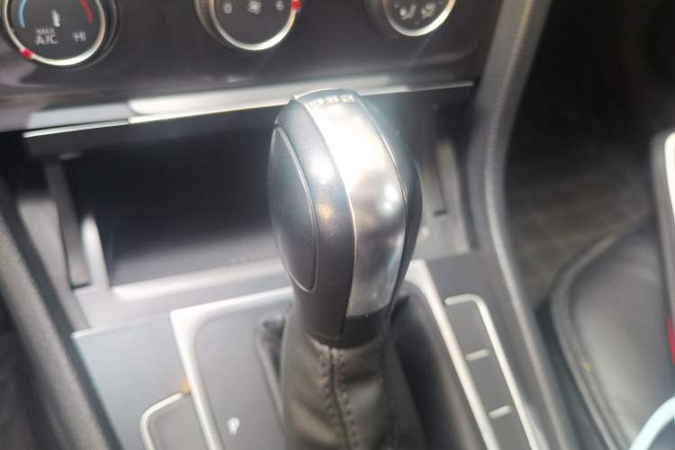 Used Volkswagen Golf 2018 230TSI Automatic Comfort Model Gear Lever