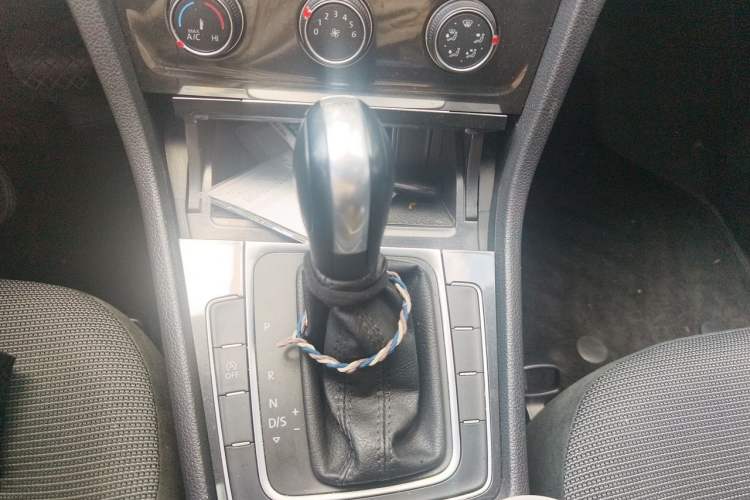 Used Volkswagen Golf 2018 230TSI Automatic Comfort Model Gear Lever