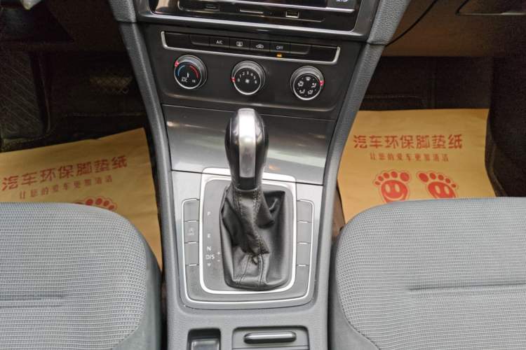 Used Volkswagen Golf 2018 230TSI Automatic Comfort Model Gear Lever