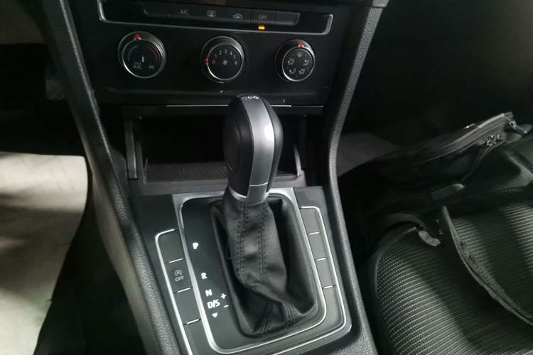 Used Volkswagen Golf 2018 230TSI Automatic Comfort Model Gear Lever