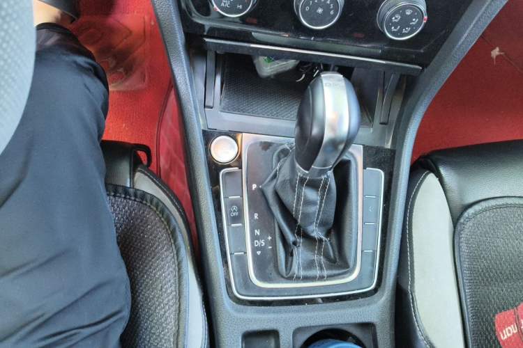Used Volkswagen Golf 2018 280TSI Automatic R-Line Model Gear Lever