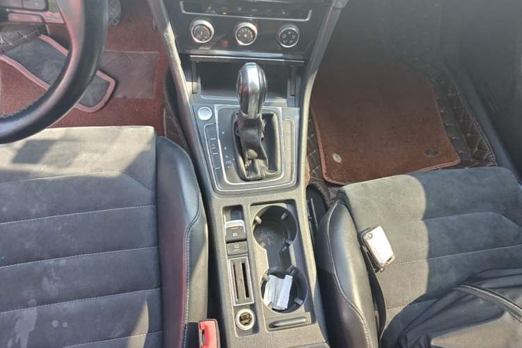 Used Volkswagen Golf 2018 230TSI Automatic Luxury Version Gear Lever