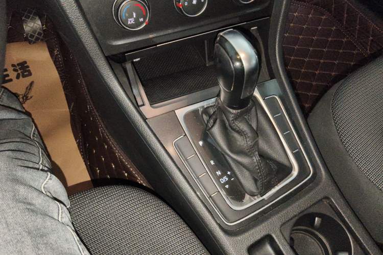 Used Volkswagen Golf 2018 1.6L Automatic Comfort Model Gear Lever