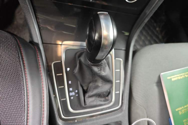 Used Volkswagen Golf 2018 1.6L Automatic Comfort Model Gear Lever