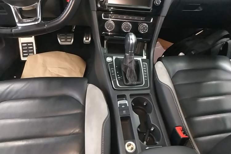 Used Volkswagen Golf 2018 280TSI Automatic R-Line Model Gear Lever