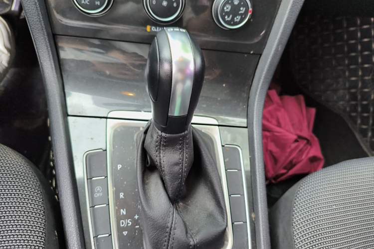 Used Volkswagen Golf 2018 230TSI Automatic Comfort Model Gear Lever