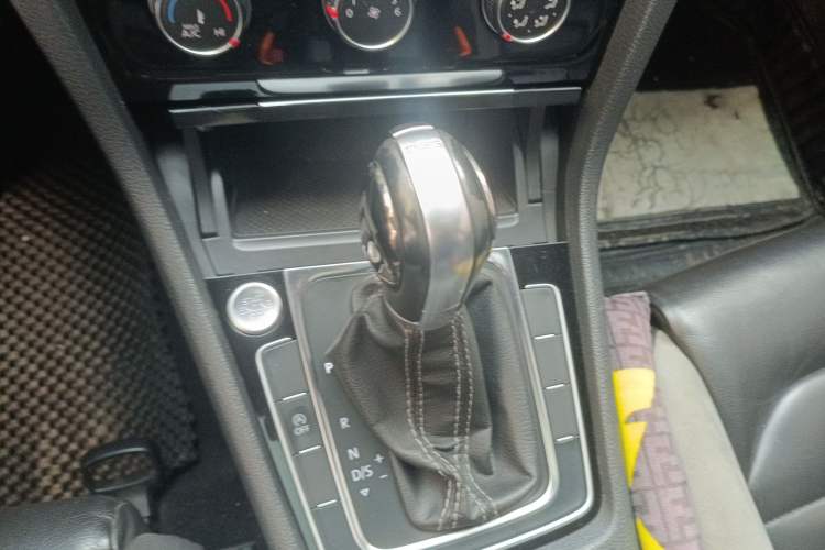 Used Volkswagen Golf 2018 280TSI Automatic R-Line Model Gear Lever