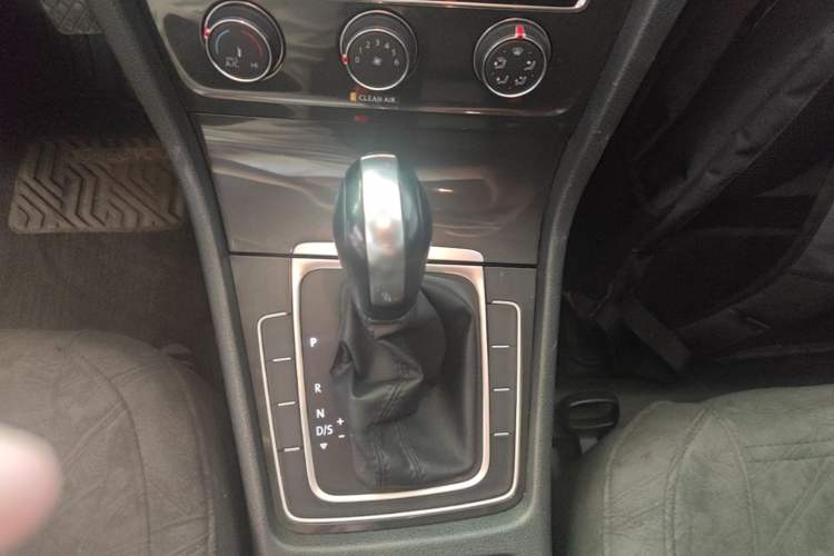 Used Volkswagen Golf 2018 1.6L Automatic Comfort Model Gear Lever