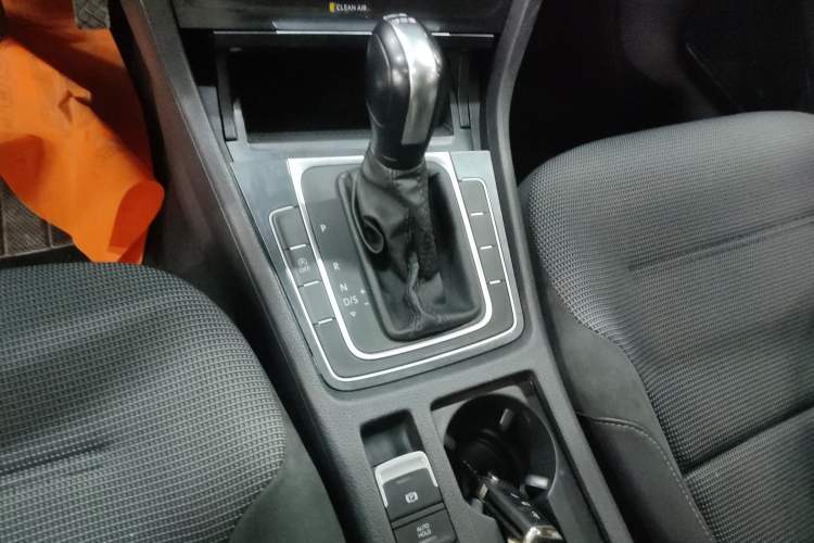 Used Volkswagen Golf 2018 230TSI Automatic Comfort Model Gear Lever