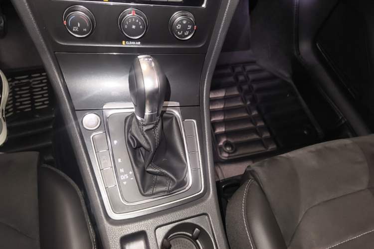 Used Volkswagen Golf 2018 230TSI Automatic Luxury Version Gear Lever