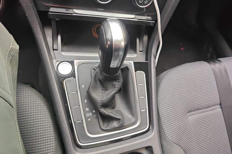Used Volkswagen Golf 2018 1.6L Automatic Comfort Model Gear Lever