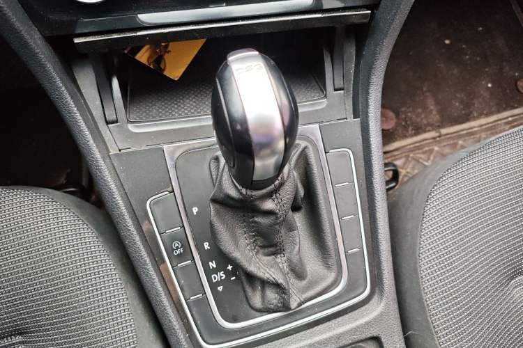 Used Volkswagen Golf 2018 230TSI Automatic Comfort Model Gear Lever
