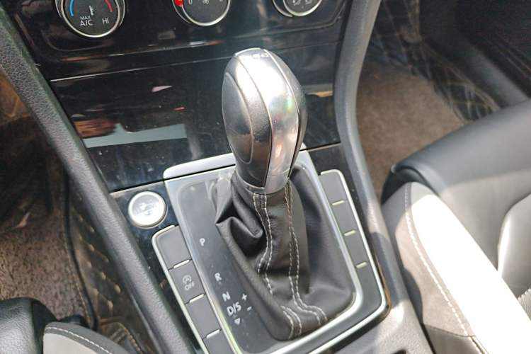 Used Volkswagen Golf 2018 280TSI Automatic R-Line Model Gear Lever