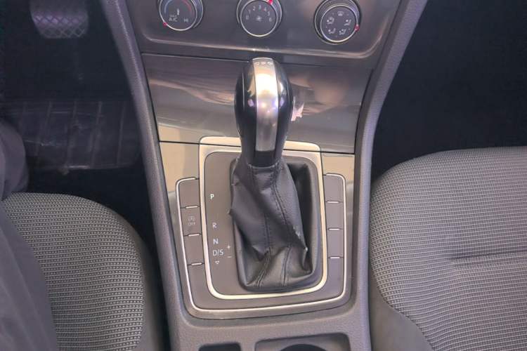 Used Volkswagen Golf 2018 230TSI Automatic Comfort Model Gear Lever