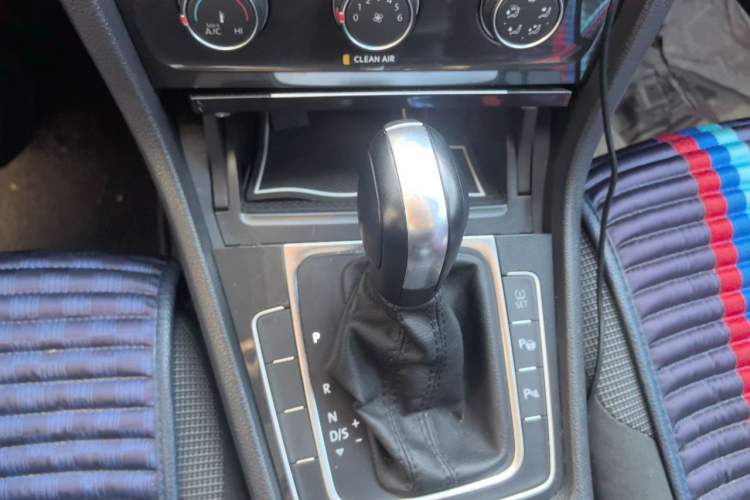 Used Volkswagen Golf 2018 1.6L Automatic Comfort Model Gear Lever