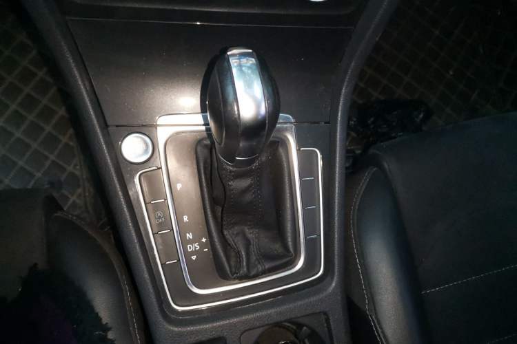 Used Volkswagen Golf 2018 230TSI Automatic Luxury Version Gear Lever