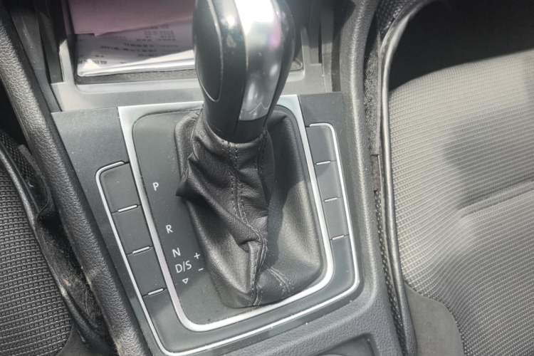 Used Volkswagen Golf 2018 1.6L Automatic Comfort Model Gear Lever