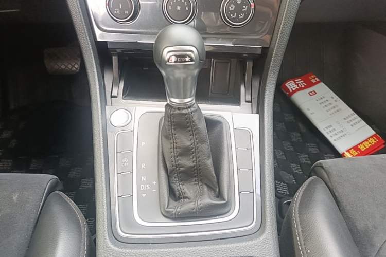 Used Volkswagen Golf 2018 230TSI Automatic Luxury Version Gear Lever