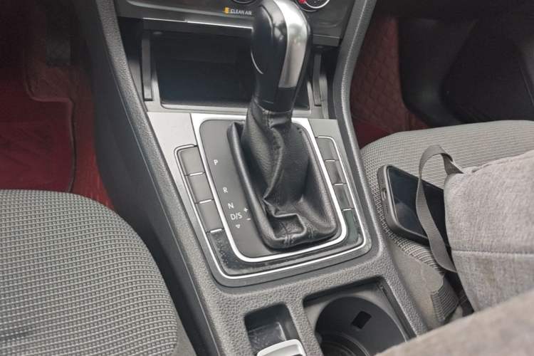 Used Volkswagen Golf 2018 1.6L Automatic Comfort Model Gear Lever