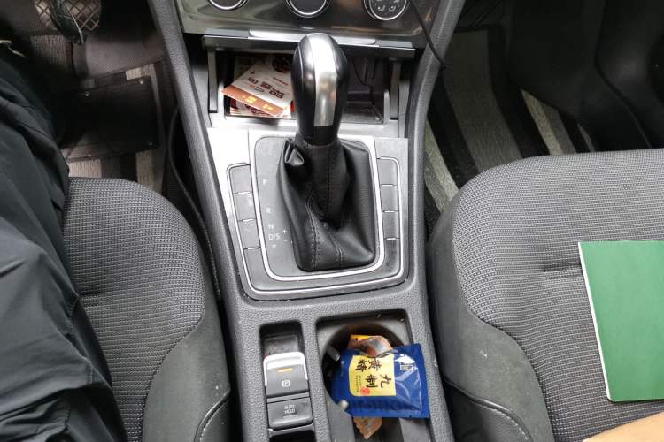 Used Volkswagen Golf 2018 1.6L Automatic Comfort Model Gear Lever