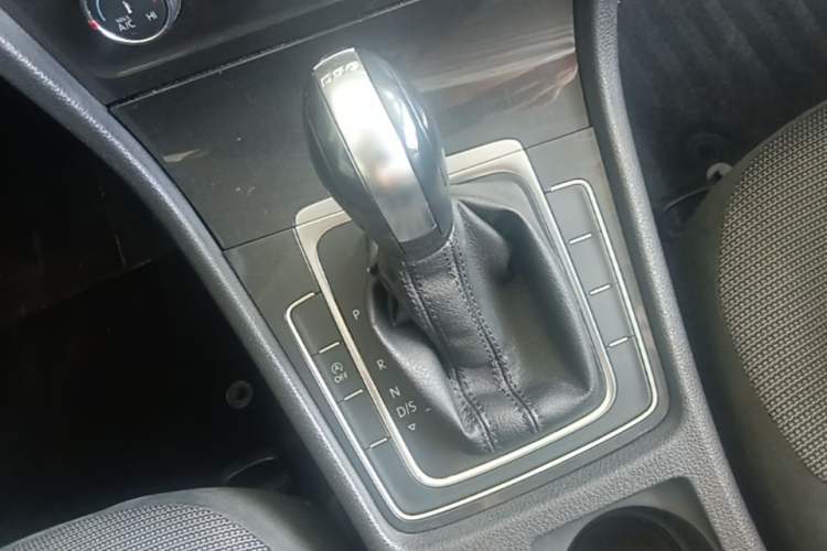 Used Volkswagen Golf 2018 230TSI Automatic Comfort Model Gear Lever