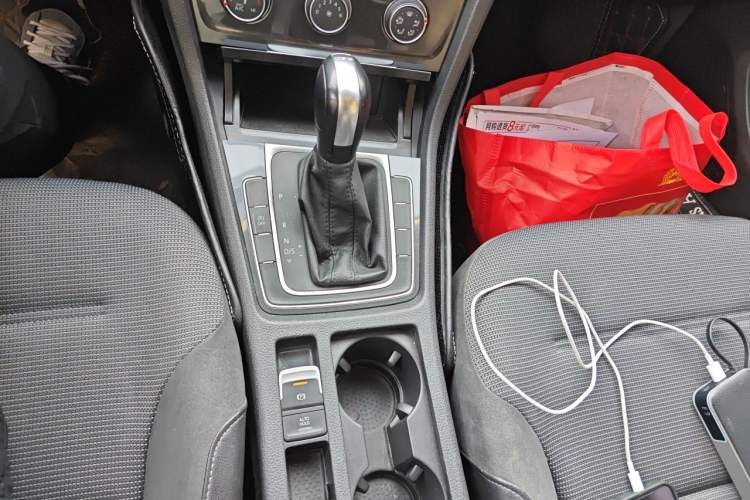 Used Volkswagen Golf 2018 230TSI Automatic Comfort Model Gear Lever