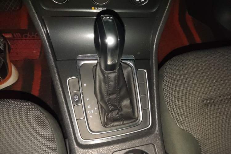 Used Volkswagen Golf 2018 230TSI Automatic Comfort Model Gear Lever