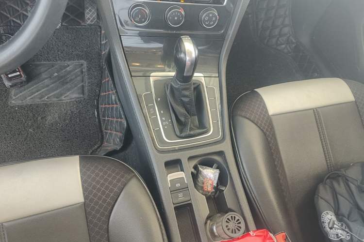 Used Volkswagen Golf 2018 230TSI Automatic Comfort Model Gear Lever