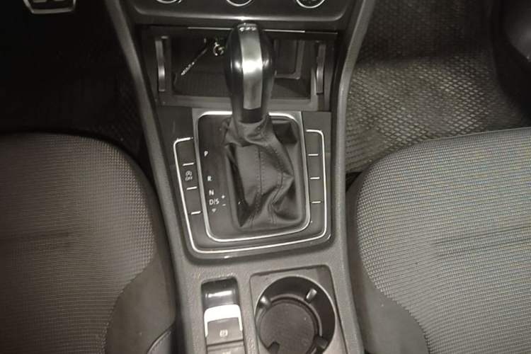 Used Volkswagen Golf 2018 230TSI Automatic Comfort Model Gear Lever