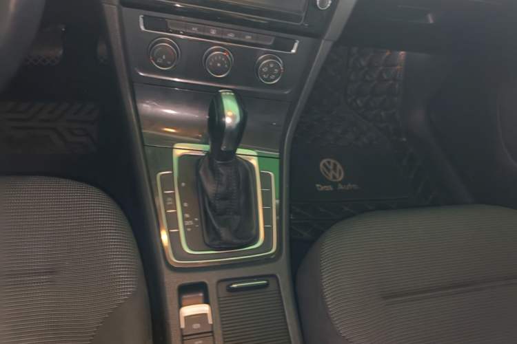 Used Volkswagen Golf 2018 230TSI Automatic Comfort Model Gear Lever