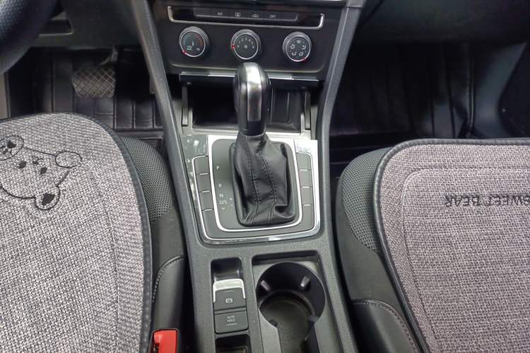 Used Volkswagen Golf 2018 1.6L Automatic Comfort Model Gear Lever