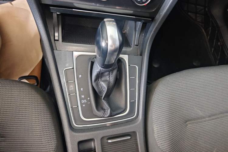 Used Volkswagen Golf 2018 230TSI Automatic Comfort Model Gear Lever
