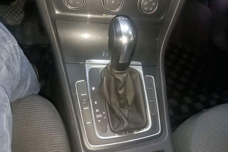 Used Volkswagen Golf 2018 230TSI Automatic Comfort Model Gear Lever