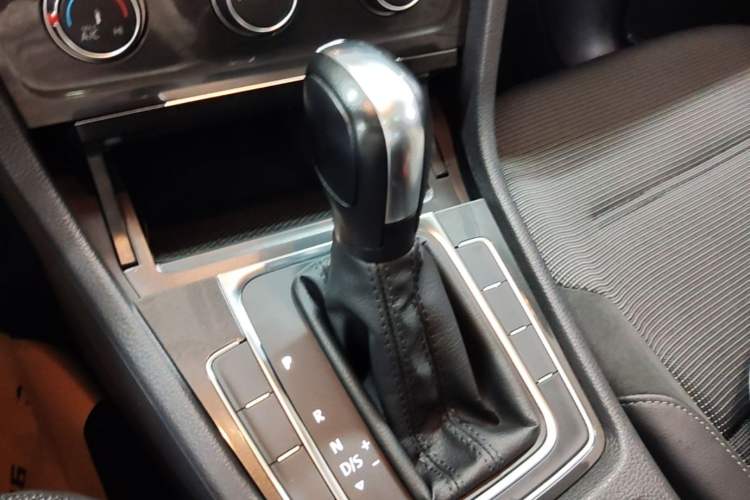 Used Volkswagen Golf 2018 1.6L Automatic Comfort Model Gear Lever