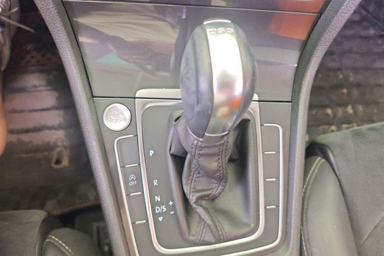 Used Volkswagen Golf 2018 230TSI Automatic Luxury Version Gear Lever