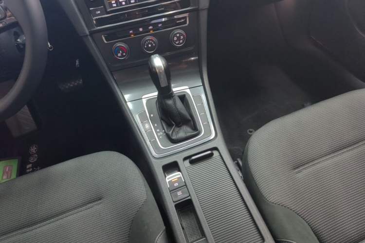 Used Volkswagen Golf 2018 230TSI Automatic Comfort Model Gear Lever