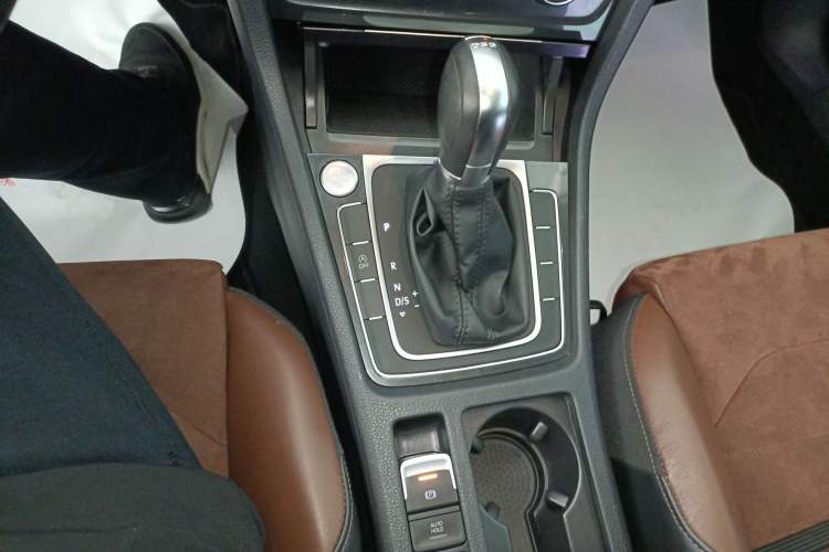 Used Volkswagen Golf 2018 230TSI Automatic Luxury Version Gear Lever