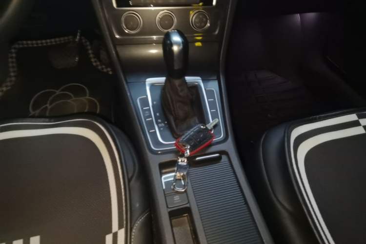 Used Volkswagen Golf 2018 230TSI Automatic Comfort Model Gear Lever