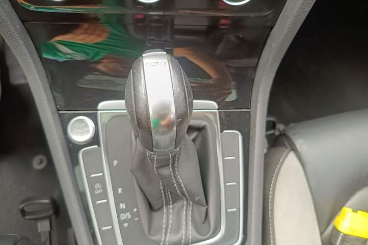 Used Volkswagen Golf 2018 280TSI Automatic R-Line Model Gear Lever