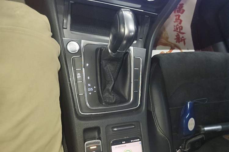 Used Volkswagen Golf 2018 230TSI Automatic Luxury Version Gear Lever