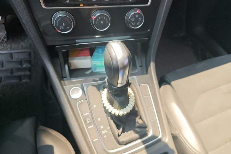 Used Volkswagen Golf 2018 230TSI Automatic Luxury Version Gear Lever