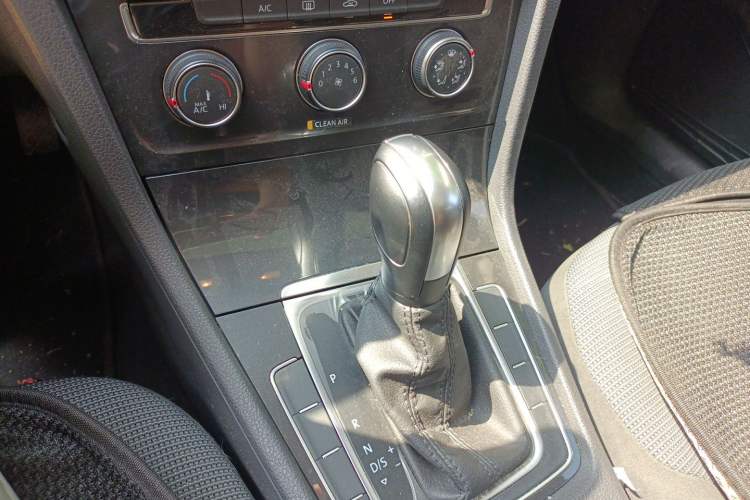 Used Volkswagen Golf 2018 1.6L Automatic Comfort Model Gear Lever