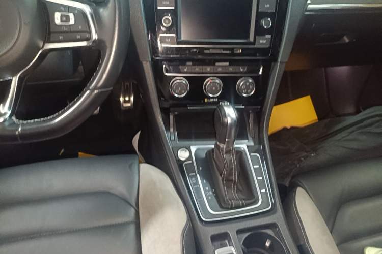 Used Volkswagen Golf 2018 280TSI Automatic R-Line Model Gear Lever