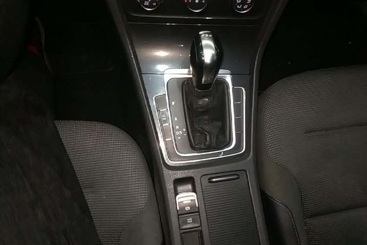 Used Volkswagen Golf 2018 230TSI Automatic Comfort Model Gear Lever