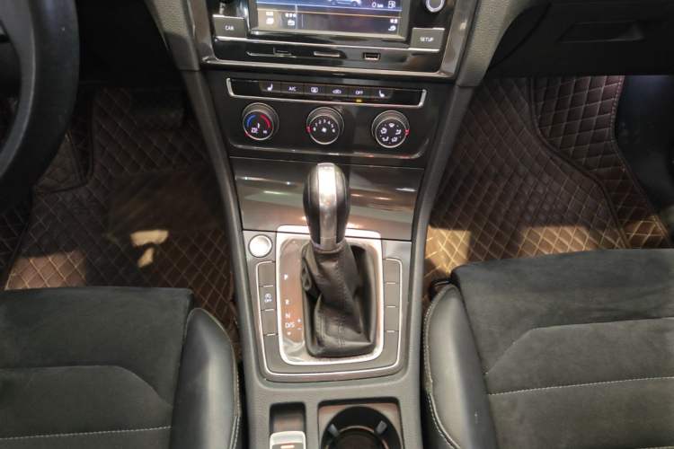 Used Volkswagen Golf 2018 230TSI Automatic Luxury Version Gear Lever